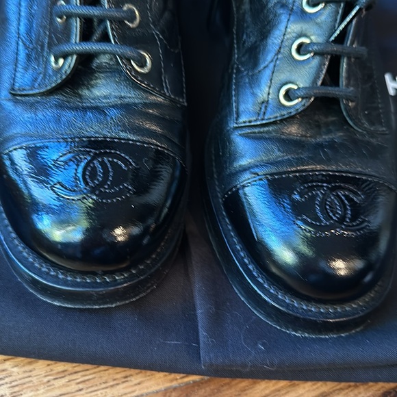 Chanel Combat Boot 37.5 Black Shiny Goatskin Zipper Double CC Embroidered Toe - Picture 4 of 6